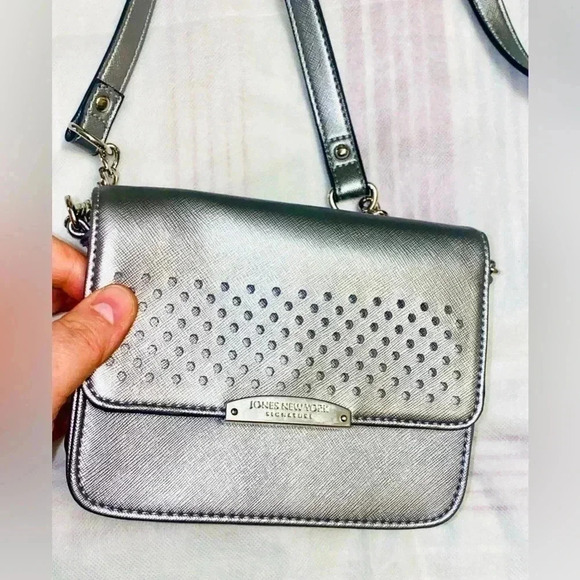 🏵️Jones New  York Signature tiny silver bag 🏵️ - Picture 3 of 10